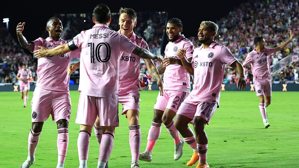 美因茨锋线双星联手轰入四球，  