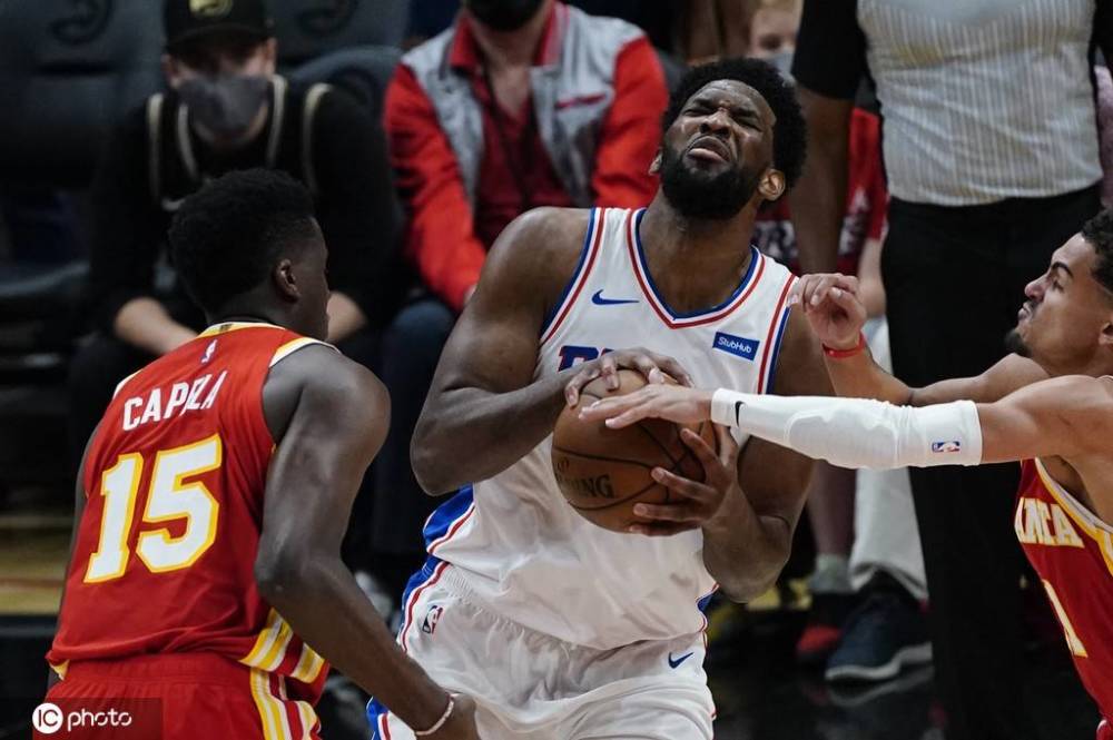  恩比德制霸攻防两端七六人轻取尼克斯稳居前三  